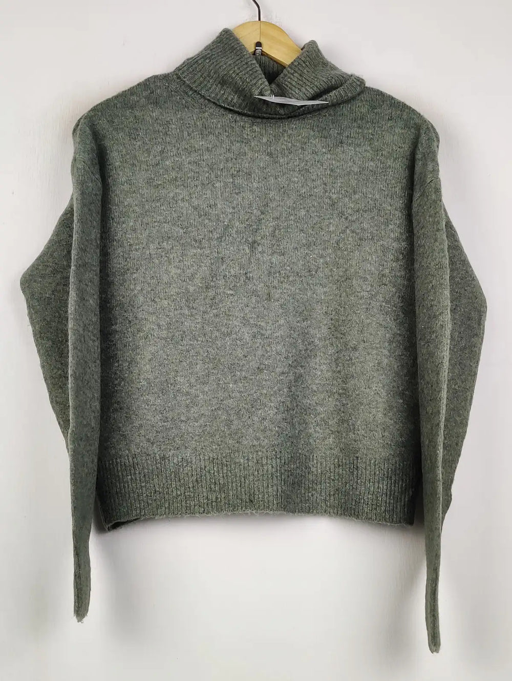 Buy online pre-used pre-loved 100% authentic & Original branded H&M (WT-10910) available in Pakistan. Top international brands avilable.