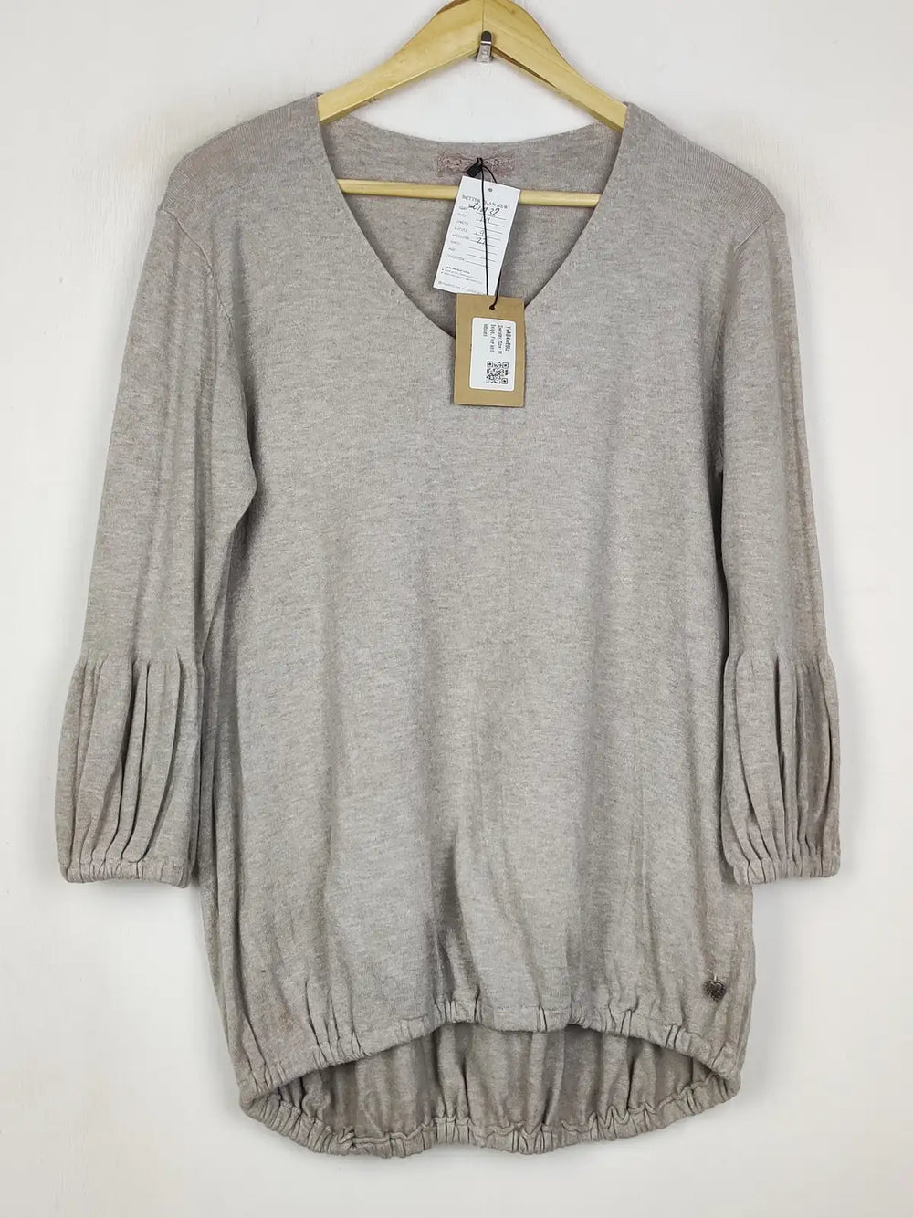Buy online pre-used pre-loved 100% authentic & Original branded Unknown Brand (WT-10932) available in Pakistan. Top international brands avilable.