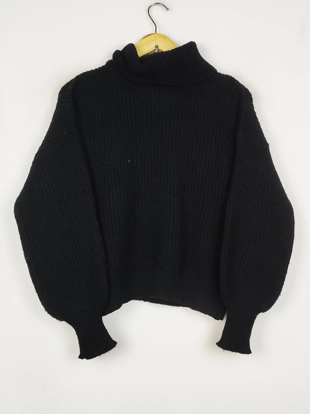 Buy online pre-used pre-loved 100% authentic & Original branded Unknown Brand (WT-10985) available in Pakistan. Top international brands avilable.