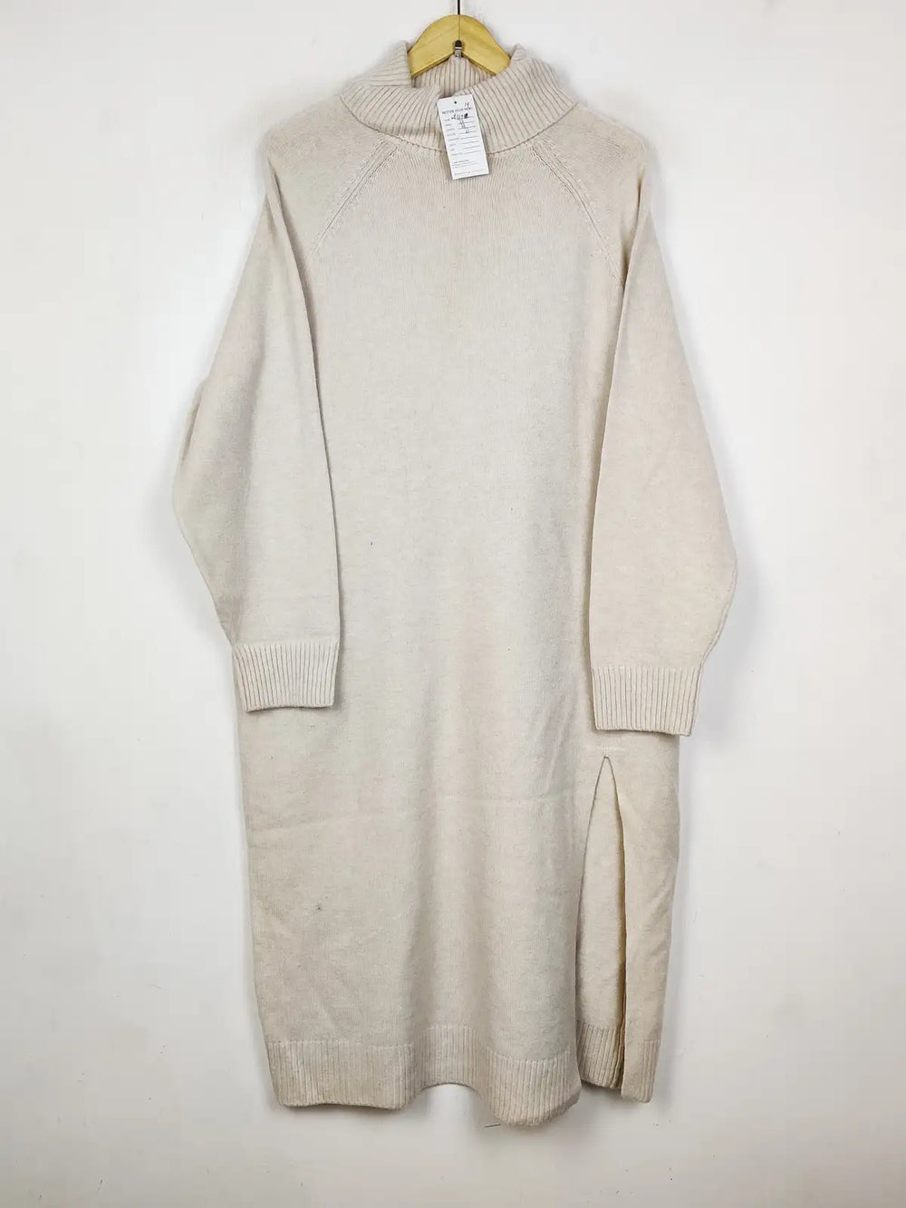 Buy online pre-used pre-loved 100% authentic & Original branded H&M (WT-11019) available in Pakistan. Top international brands avilable.