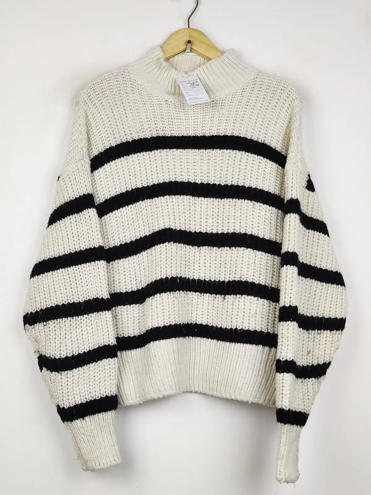 Buy online pre-used pre-loved 100% authentic & Original branded H&M (WT-11108) available in Pakistan. Top international brands avilable.
