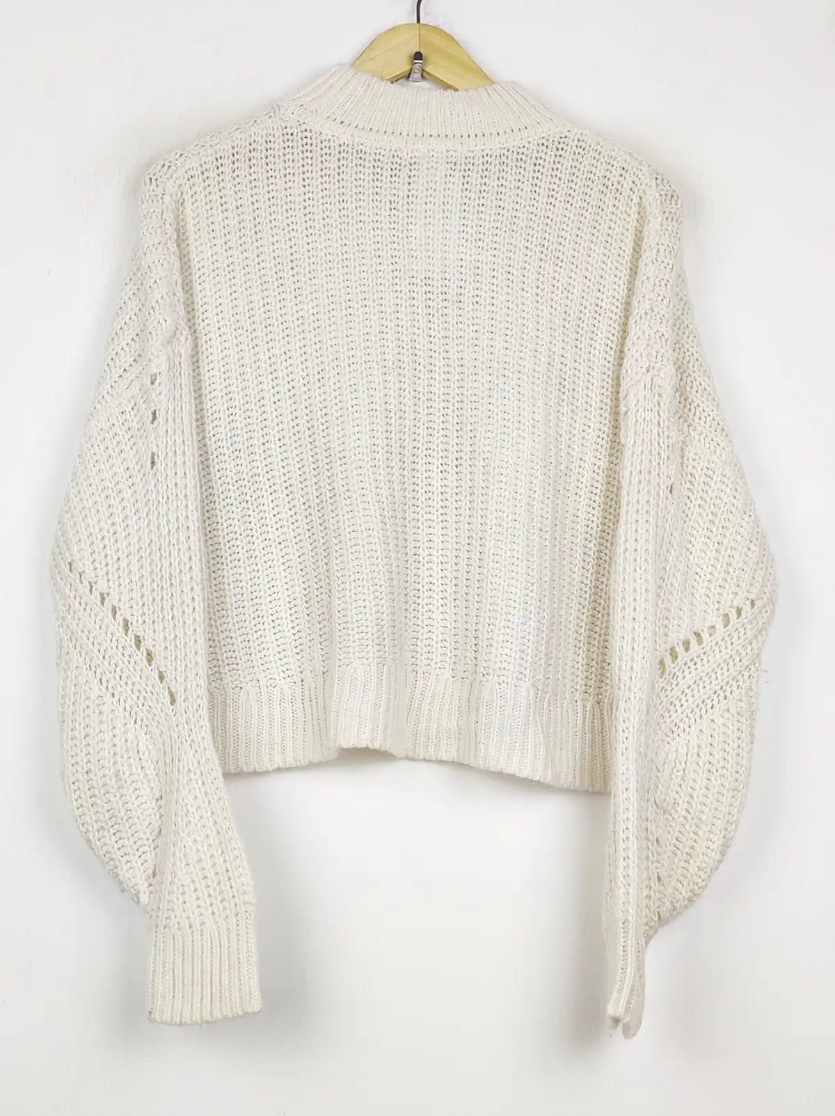 Buy online pre-used pre-loved 100% authentic & Original branded H&M (WT-11235) available in Pakistan. Top international brands avilable.