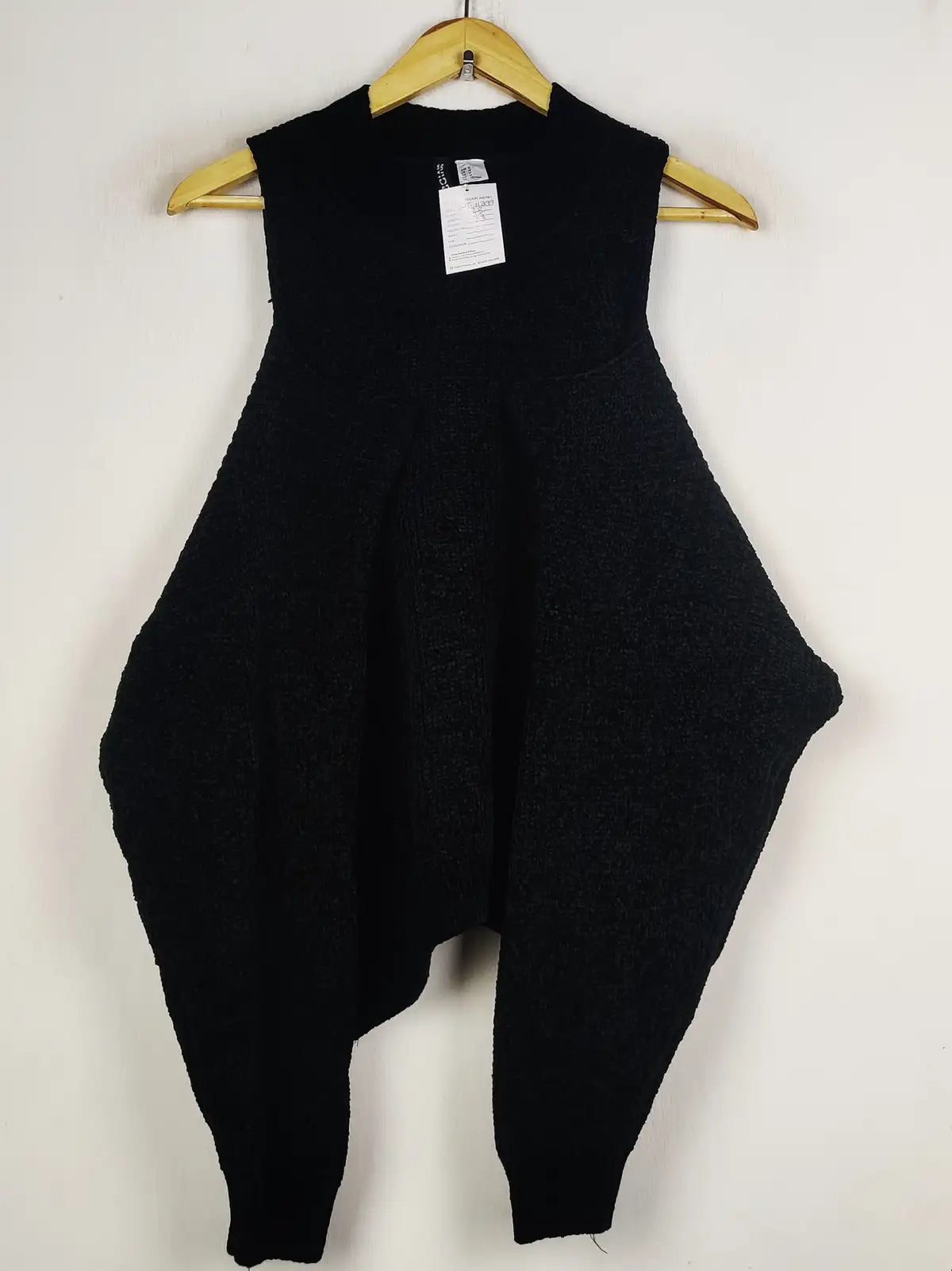 Buy online pre-used pre-loved 100% authentic & Original branded H&M (WT-11299) available in Pakistan. Top international brands avilable.