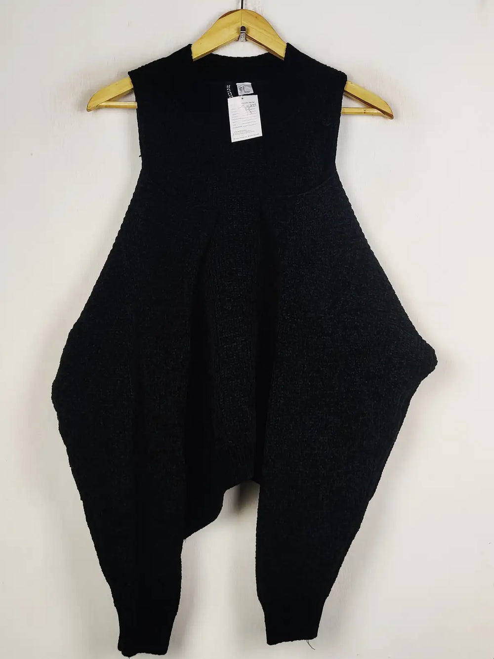 Buy online pre-used pre-loved 100% authentic & Original branded H&M (WT-11299) available in Pakistan. Top international brands avilable.