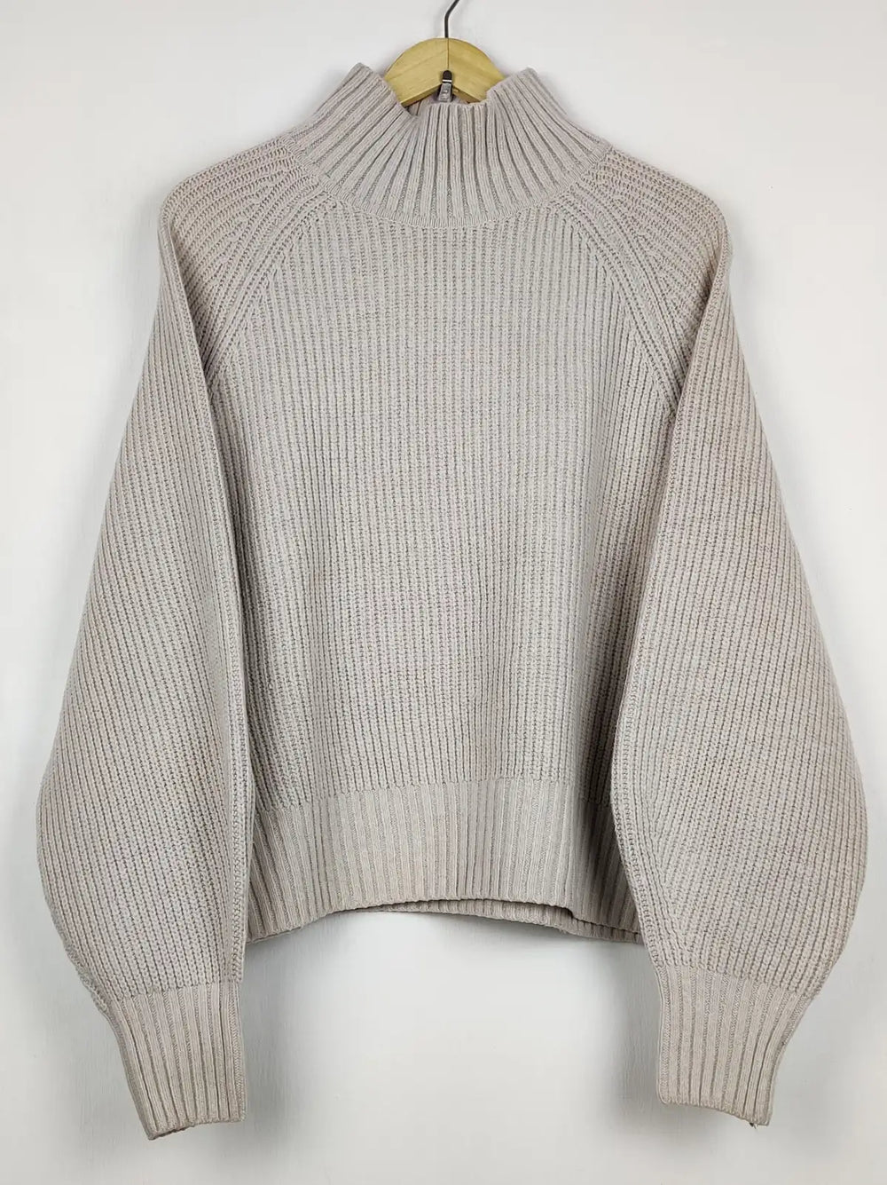 Buy online pre-used pre-loved 100% authentic & Original branded H&M (WT-11692) available in Pakistan. Top international brands avilable.