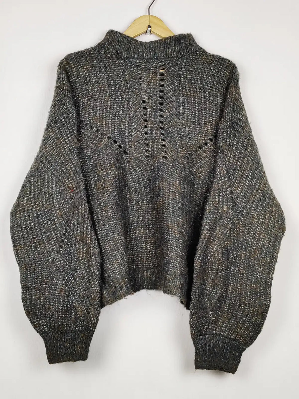 Buy online pre-used pre-loved 100% authentic & Original branded H&M (WT-11705) available in Pakistan. Top international brands avilable.