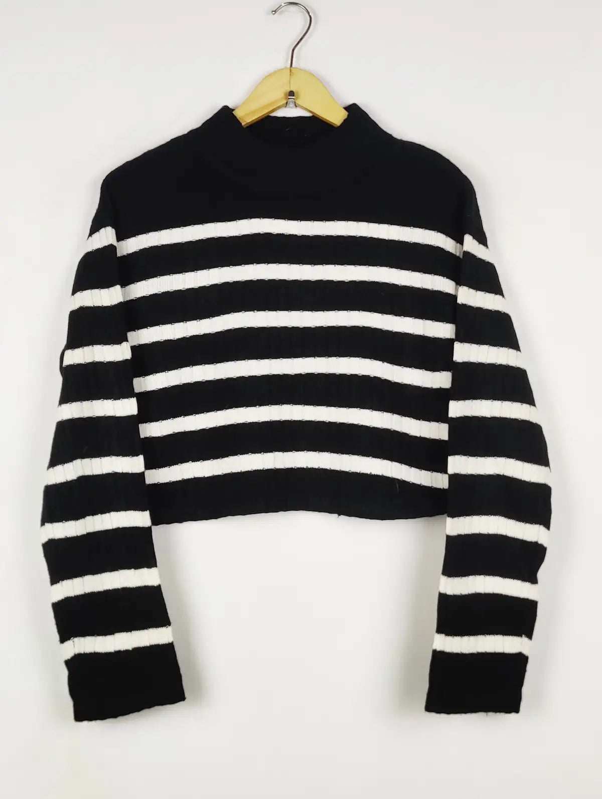 Buy online pre-used pre-loved 100% authentic & Original branded H&M (WT-11976) available in Pakistan. Top international brands avilable.