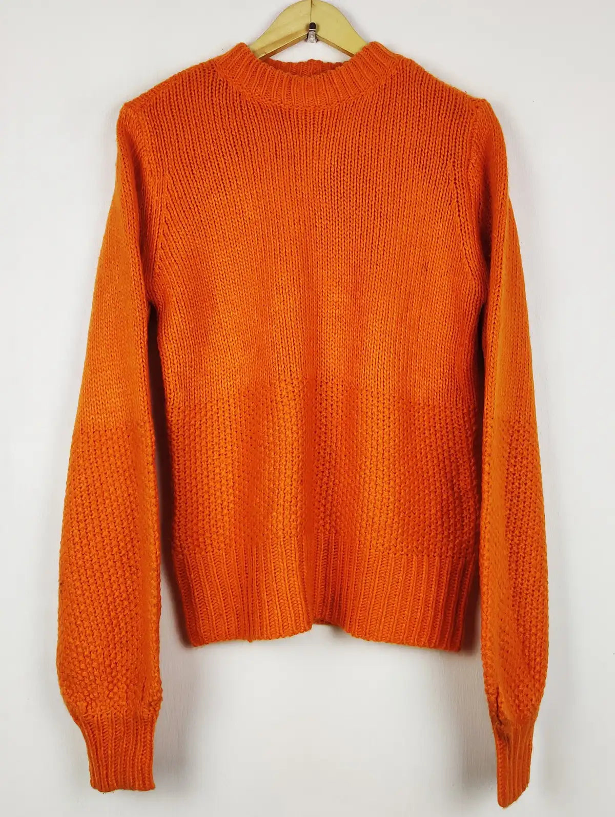 Buy online pre-used pre-loved 100% authentic & Original branded Pieces (WT-11990) available in Pakistan. Top international brands avilable.