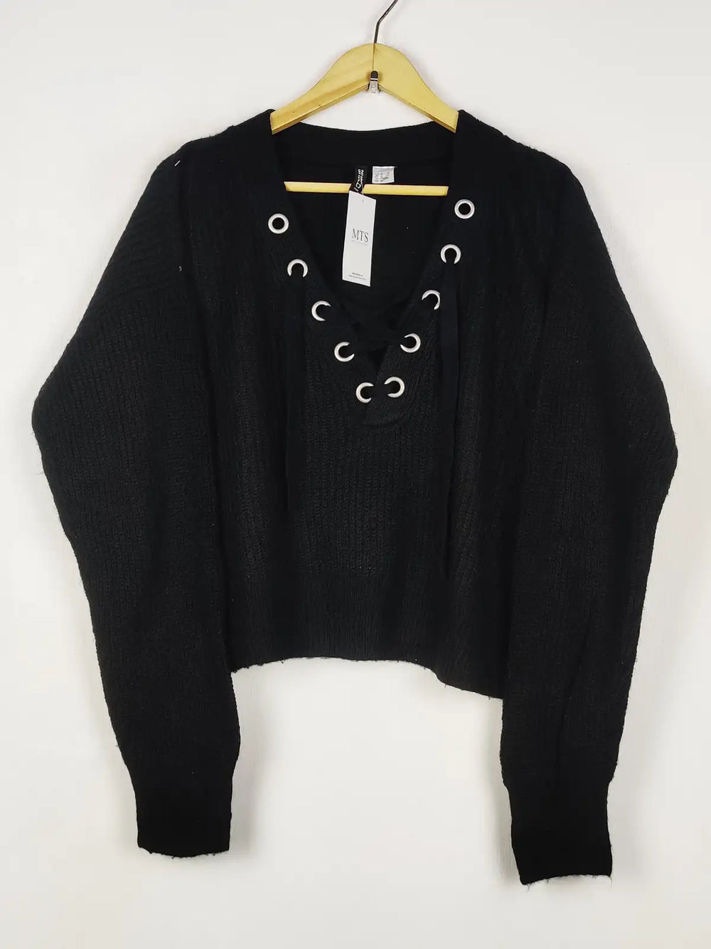 Buy online pre-used pre-loved 100% authentic & Original branded H&M (WT-12002) available in Pakistan. Top international brands avilable.