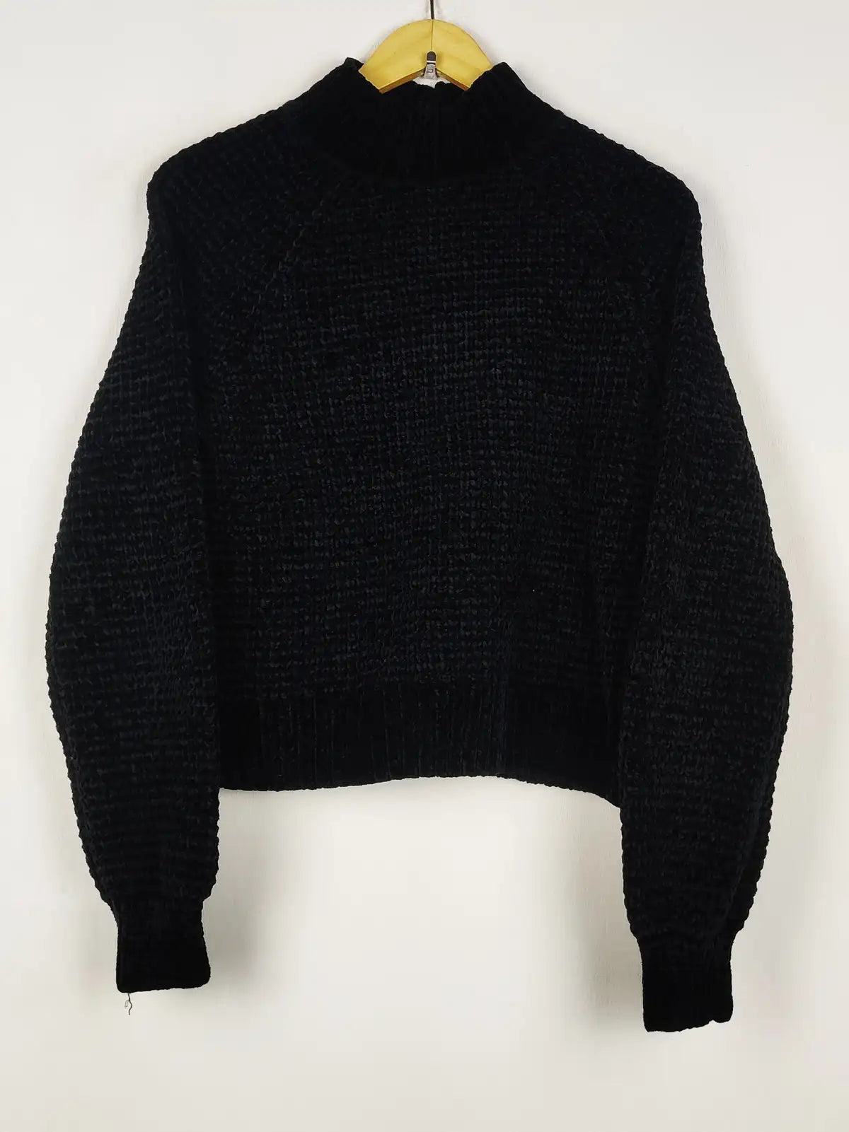 Buy online pre-used pre-loved 100% authentic & Original branded H&M (WT-12067) available in Pakistan. Top international brands avilable.