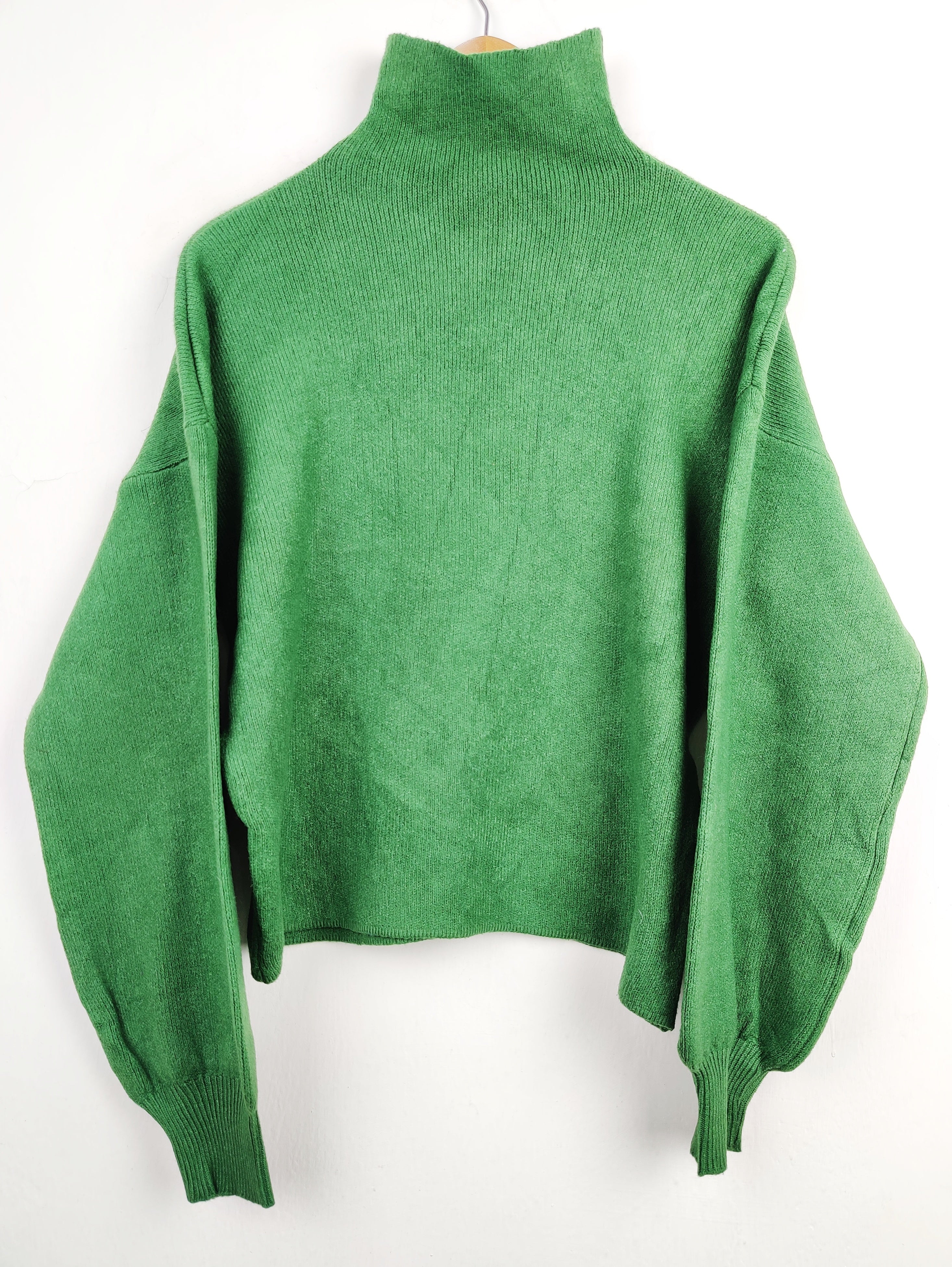 Buy online pre-used pre-loved 100% authentic & Original branded Unknown Brand (WT-4062) available in Pakistan. Top international brands avilable.