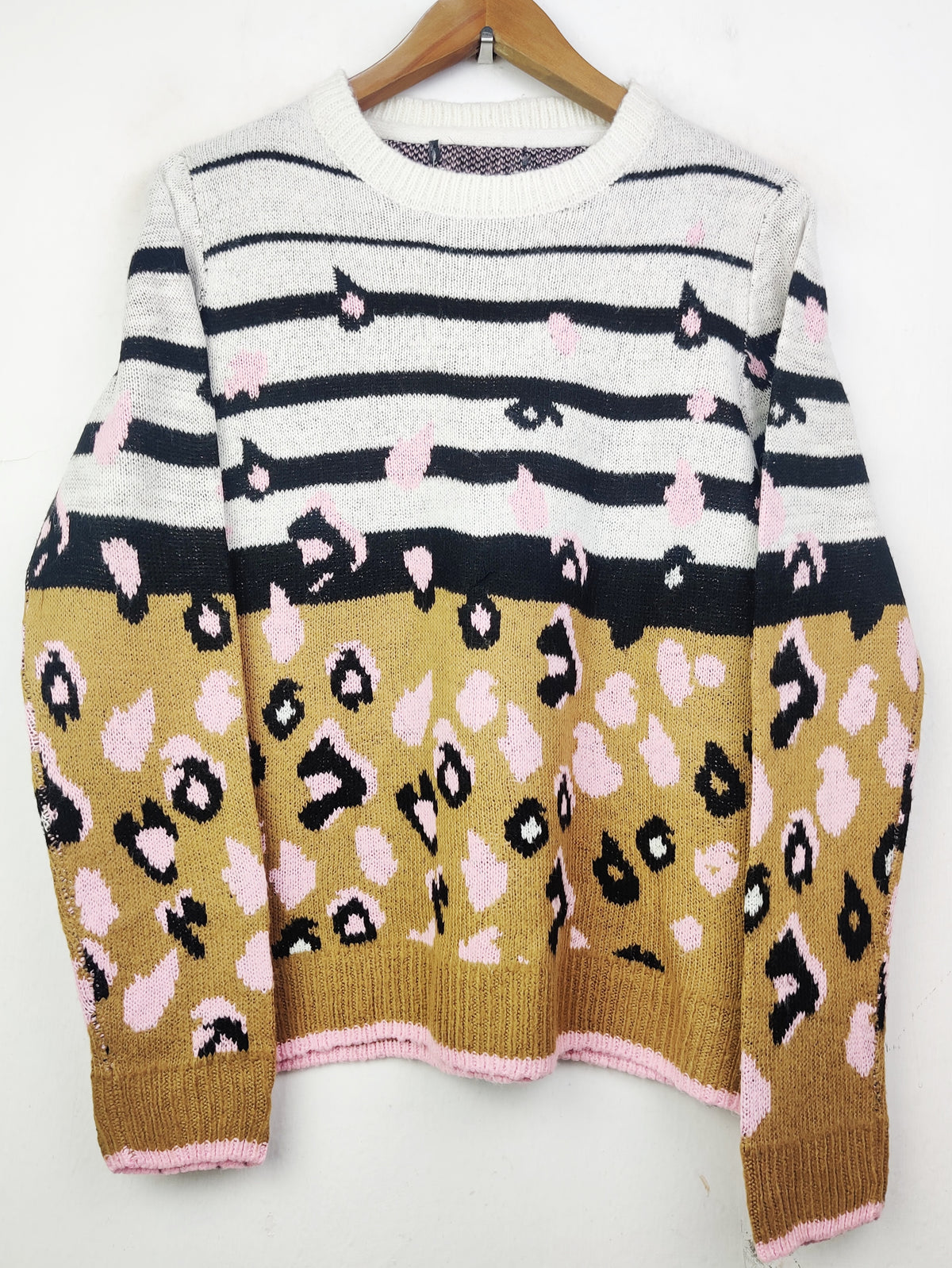 Buy online pre-used pre-loved 100% authentic & Original branded Unknown Brand (WT-4526) available in Pakistan. Top international brands avilable.