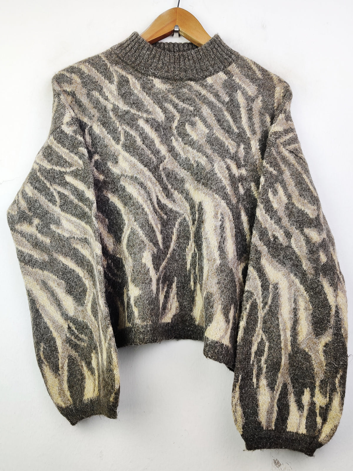 Buy online pre-used pre-loved 100% authentic & Original branded Pieces (WT-4580) available in Pakistan. Top international brands avilable.