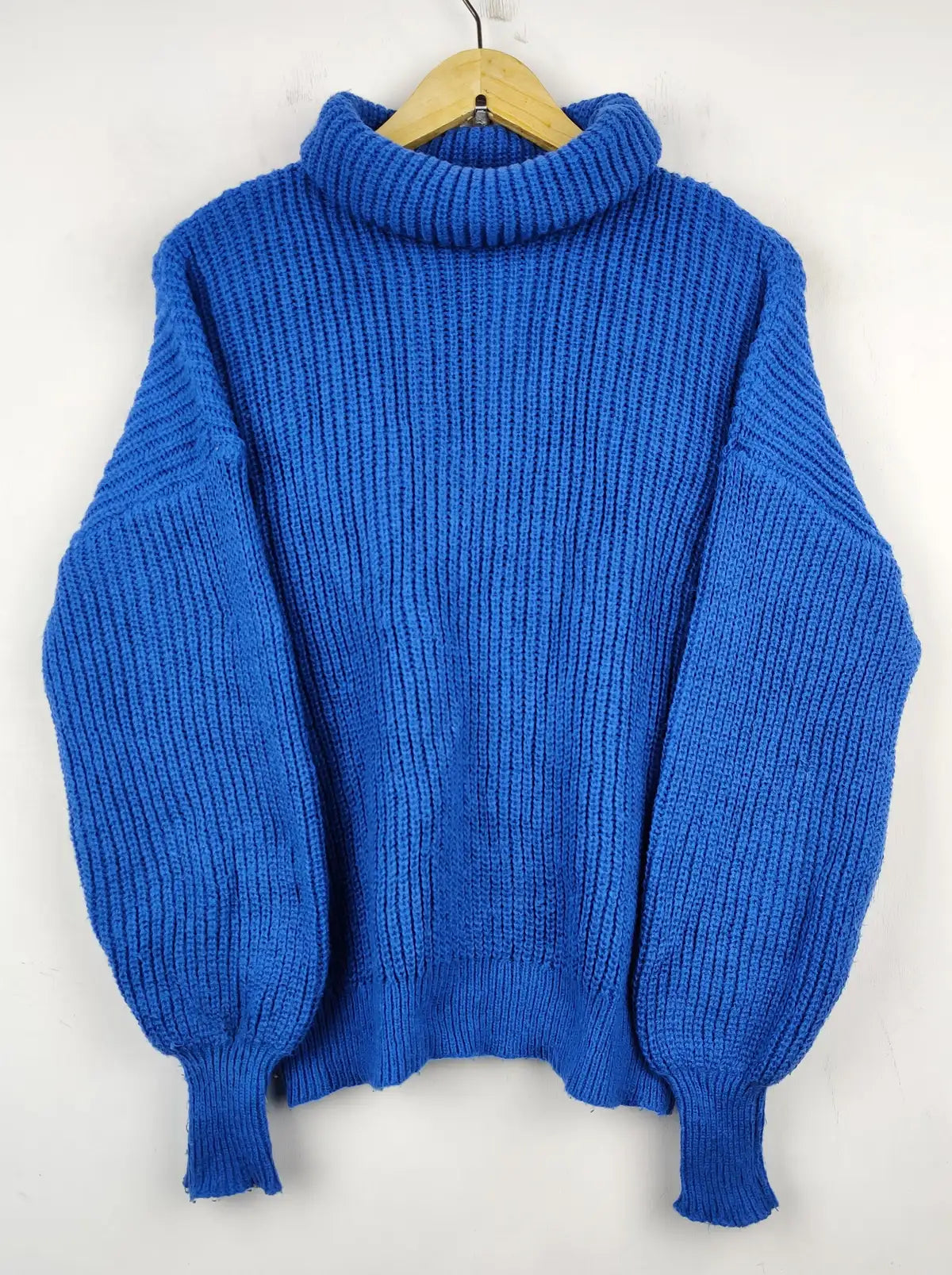 Buy online pre-used pre-loved 100% authentic & Original branded Unknown Brand (WT-5195) available in Pakistan. Top international brands avilable.