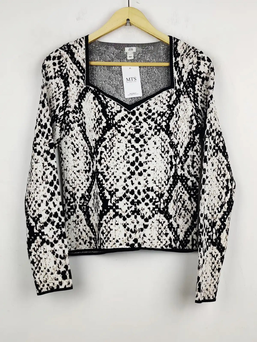 Buy online pre-used pre-loved 100% authentic & Original branded River Island (WT-5500) available in Pakistan. Top international brands avilable.