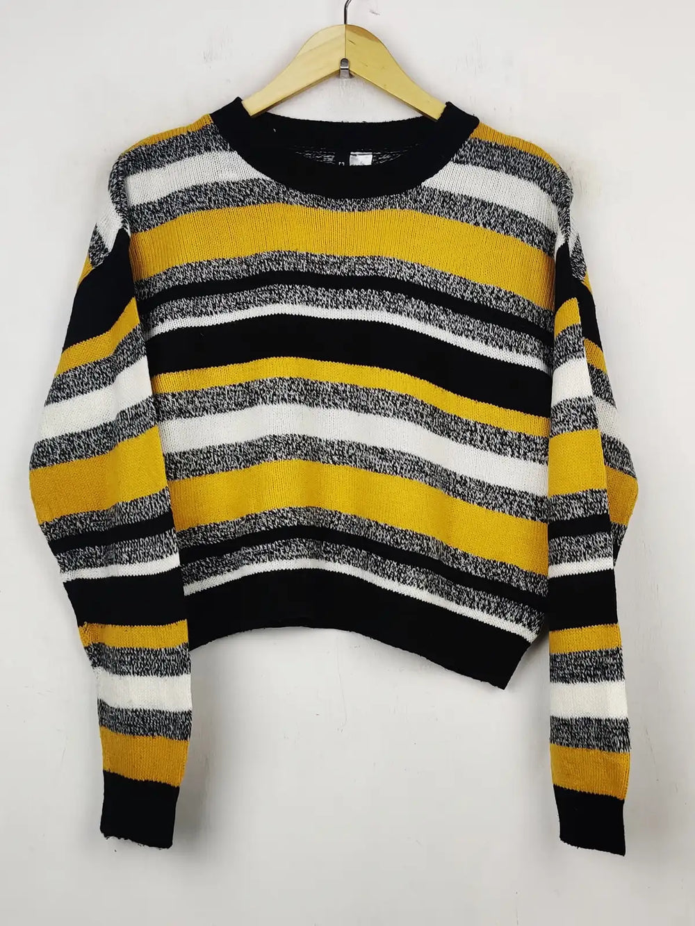 Buy online pre-used pre-loved 100% authentic & Original branded H&M (WT-5690) available in Pakistan. Top international brands avilable.