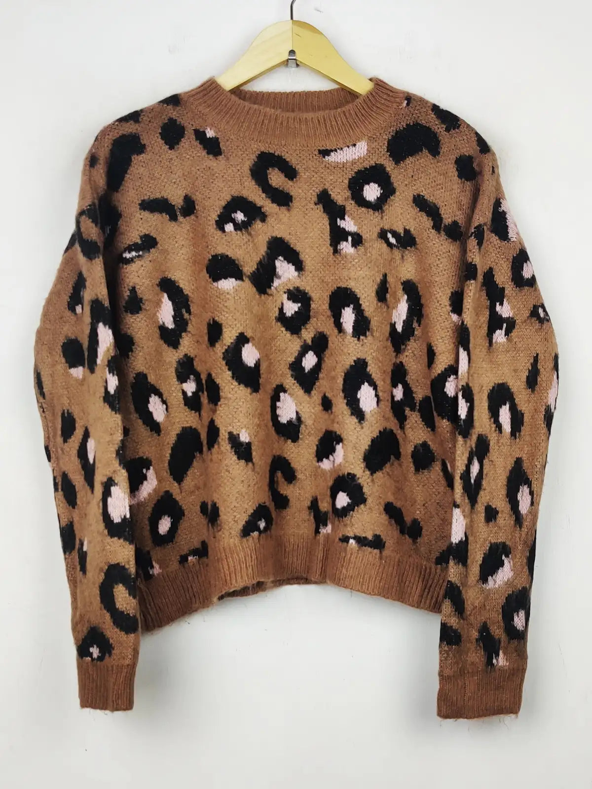 Buy online pre-used pre-loved 100% authentic & Original branded Cliche (WT-5769) available in Pakistan. Top international brands avilable.