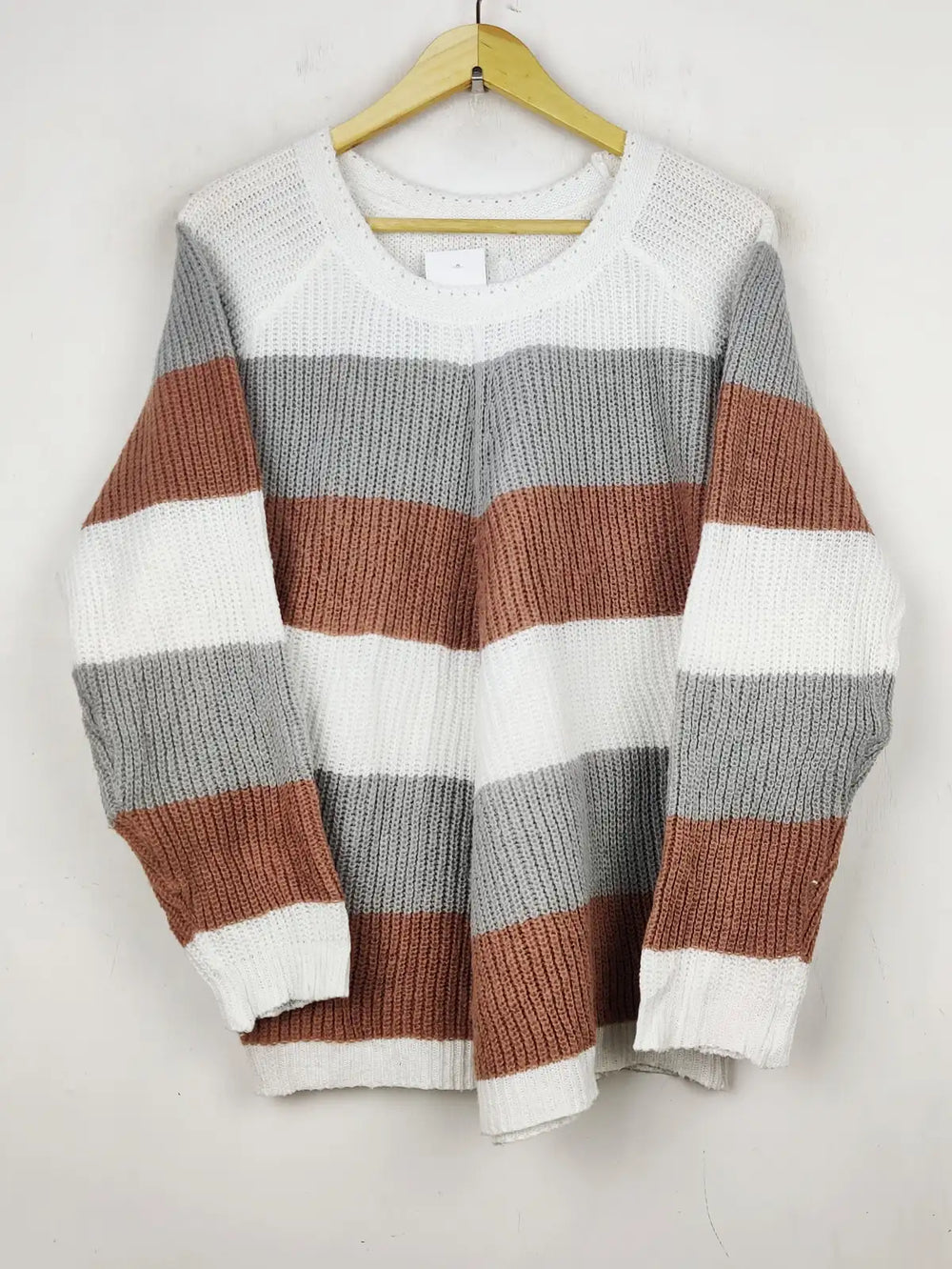 Buy online pre-used pre-loved 100% authentic & Original branded Unknown Brand (WT-5791) available in Pakistan. Top international brands avilable.