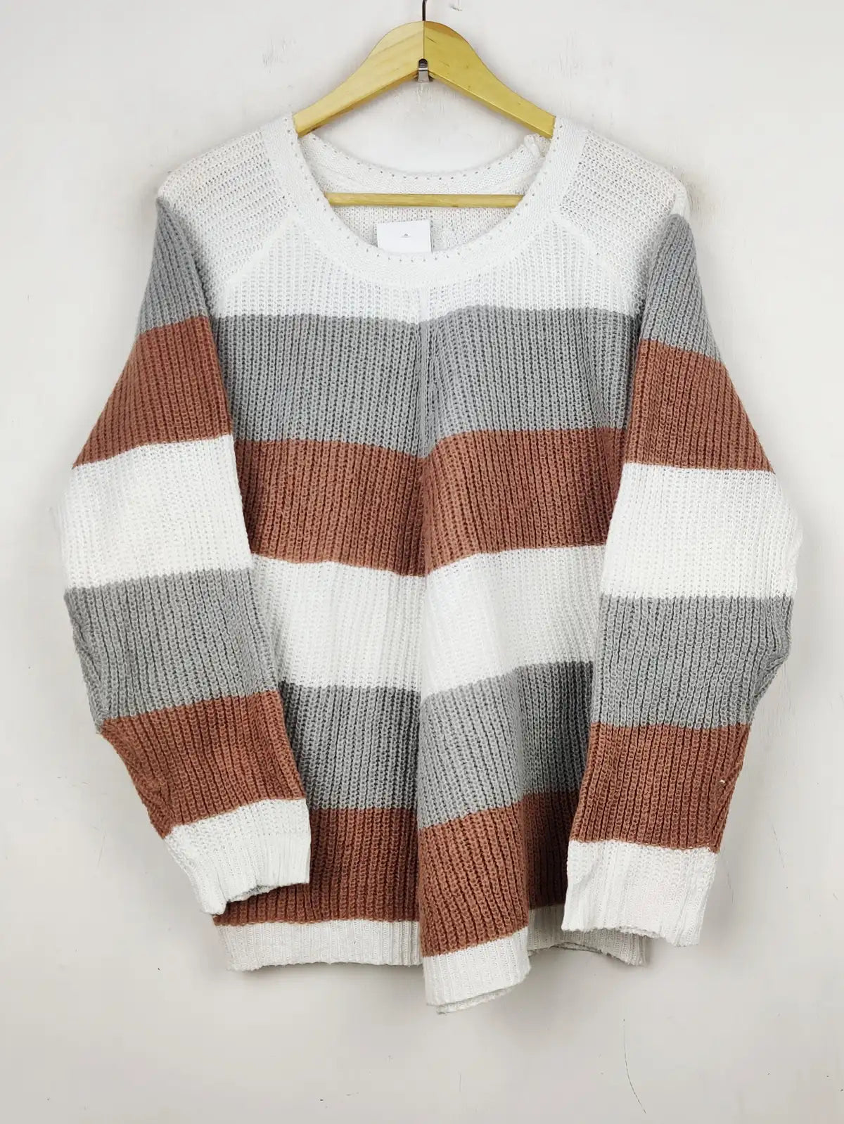 Buy online pre-used pre-loved 100% authentic & Original branded Unknown Brand (WT-5791) available in Pakistan. Top international brands avilable.