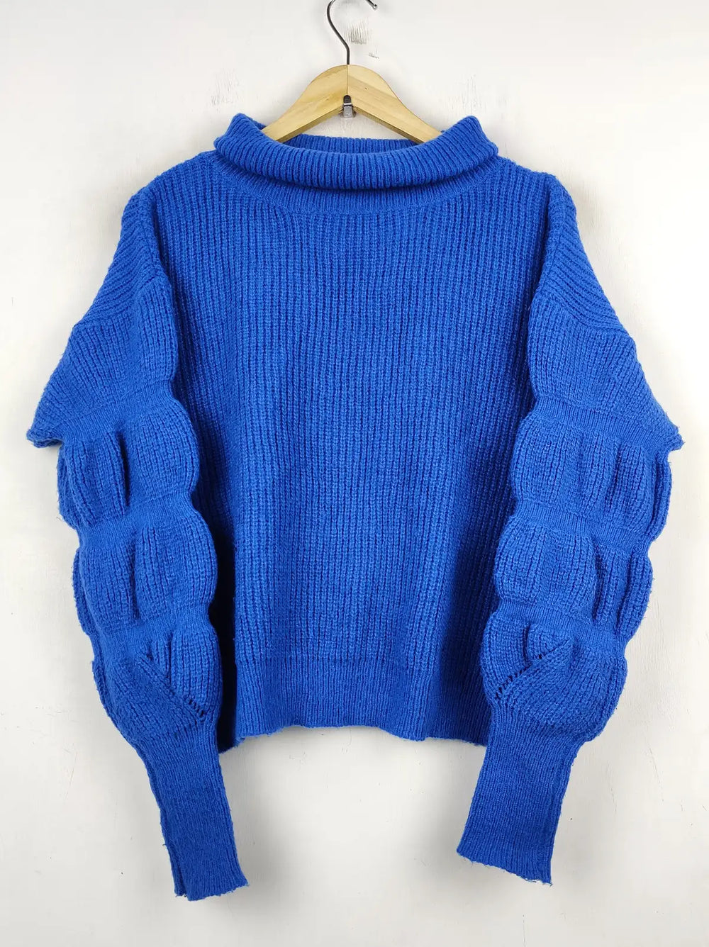 Buy online pre-used pre-loved 100% authentic & Original branded Colynn (WT-5866) available in Pakistan. Top international brands avilable.