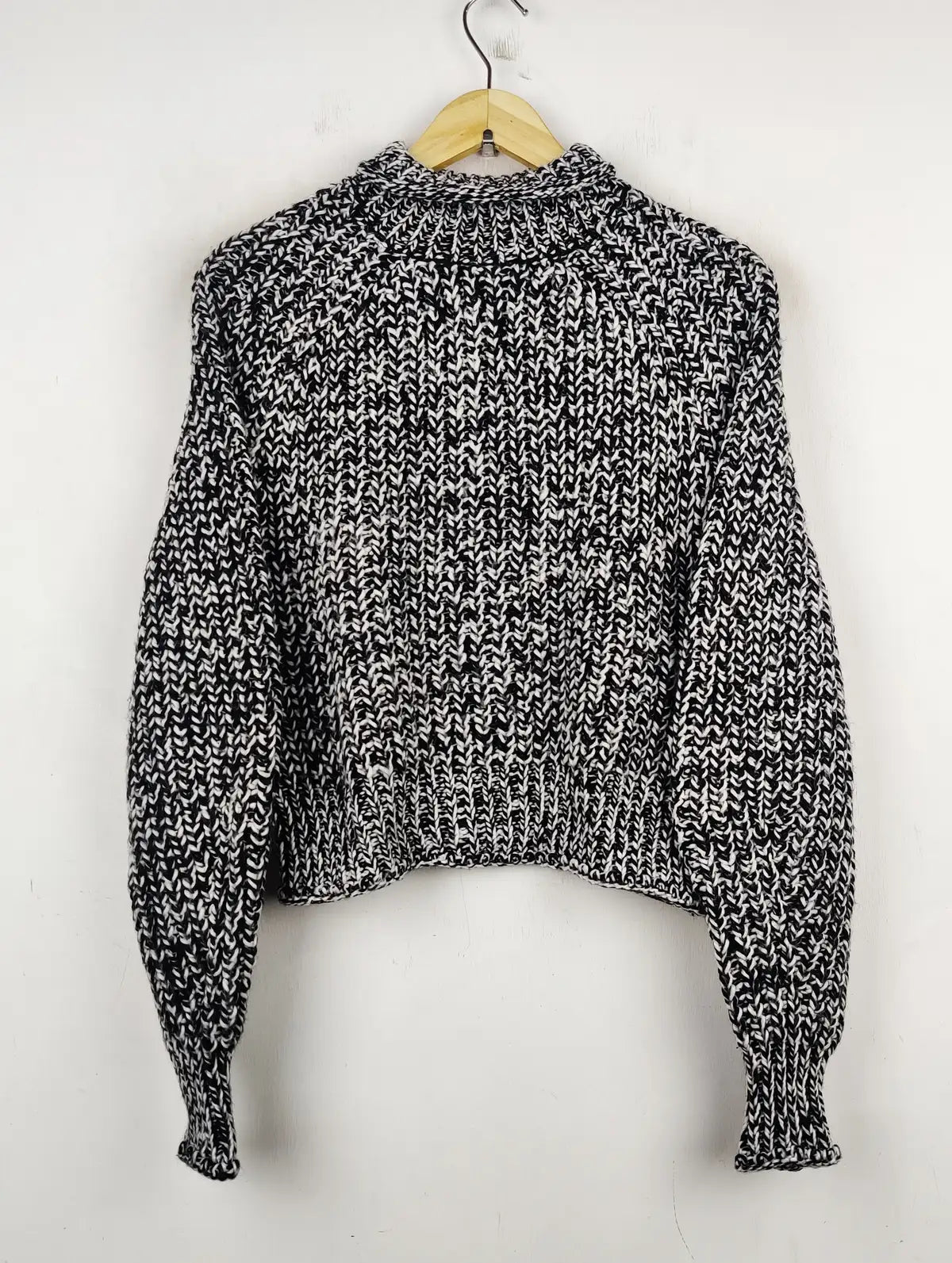 Buy online pre-used pre-loved 100% authentic & Original branded H&M (WT-5868) available in Pakistan. Top international brands avilable.