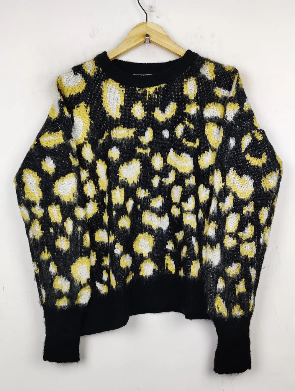 Buy online pre-used pre-loved 100% authentic & Original branded Pieces (WT-5928) available in Pakistan. Top international brands avilable.