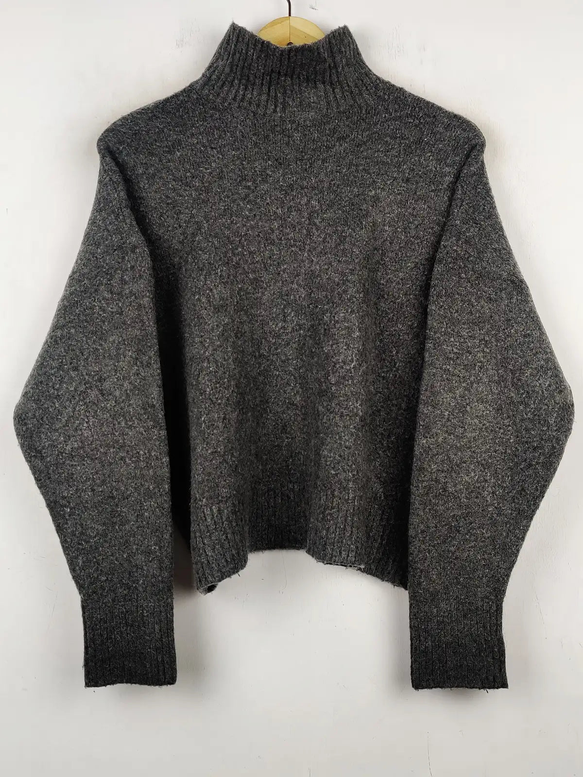 Buy online pre-used pre-loved 100% authentic & Original branded Zara (WT-5952) available in Pakistan. Top international brands avilable.