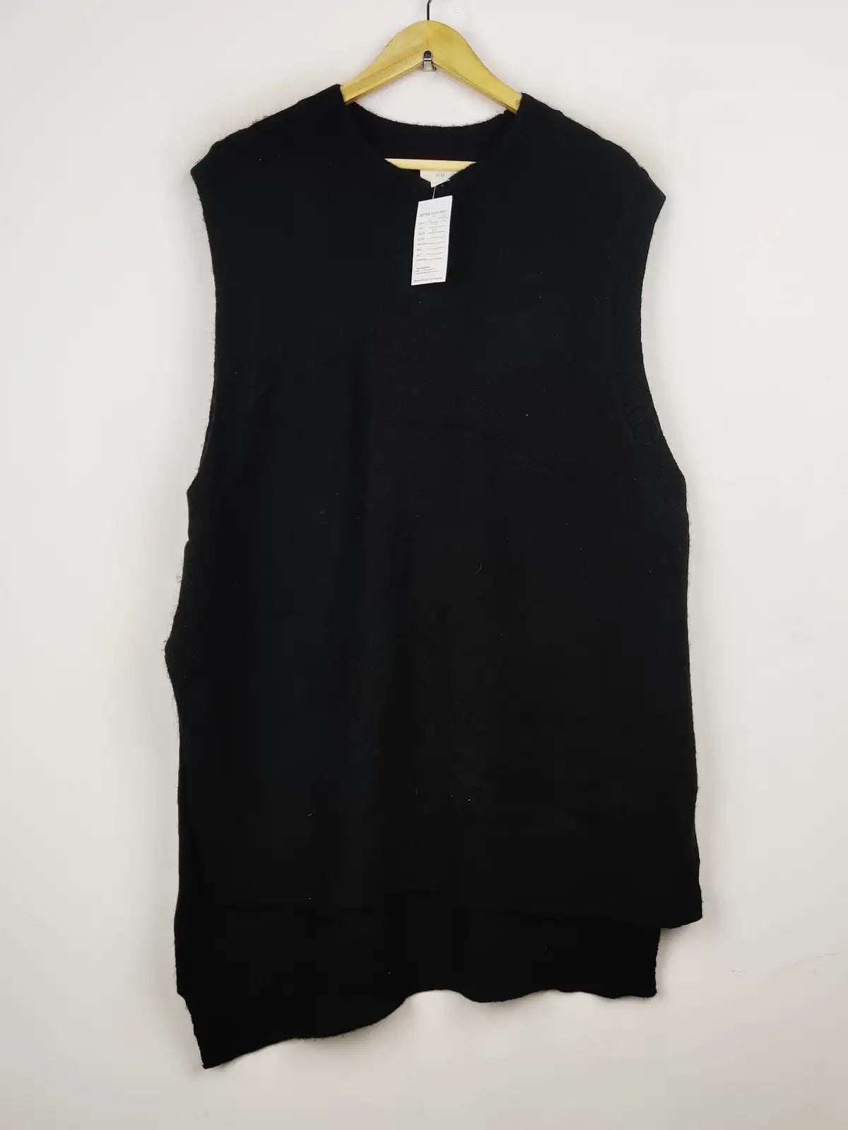 Buy online pre-used pre-loved 100% authentic & Original branded H&M (WT-6840) available in Pakistan. Top international brands avilable.