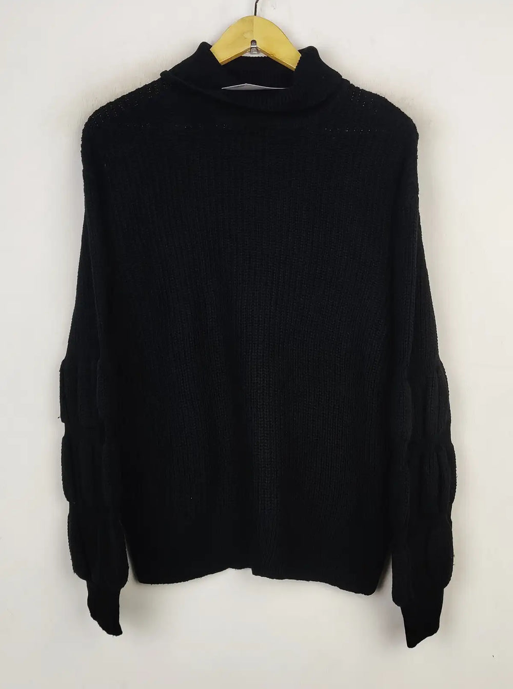 Buy online pre-used pre-loved 100% authentic & Original branded Unknown Brand (WT-7884) available in Pakistan. Top international brands avilable.