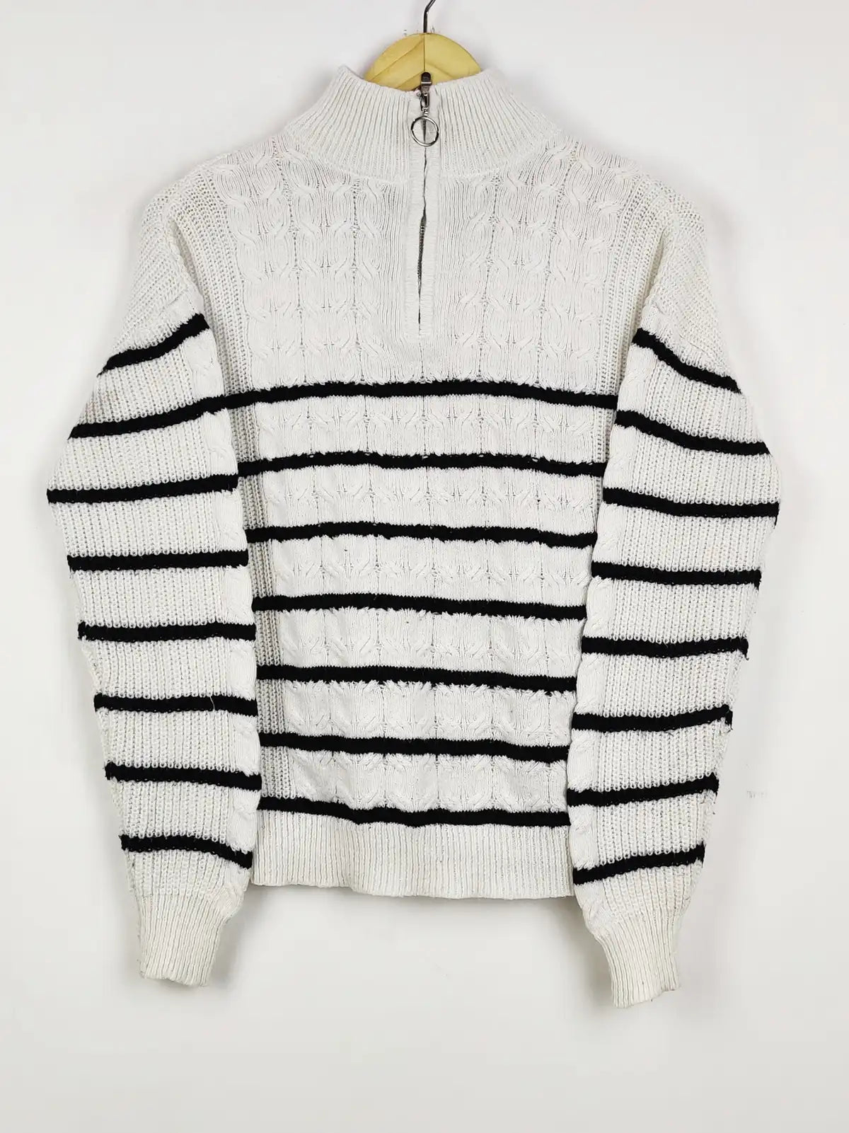 Buy online pre-used pre-loved 100% authentic & Original branded Unknown Brand (WT-8025) available in Pakistan. Top international brands avilable.