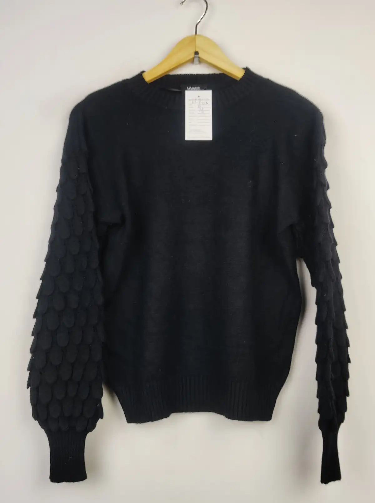 Buy online pre-used pre-loved 100% authentic & Original branded Klass (WT-8216) available in Pakistan. Top international brands avilable.