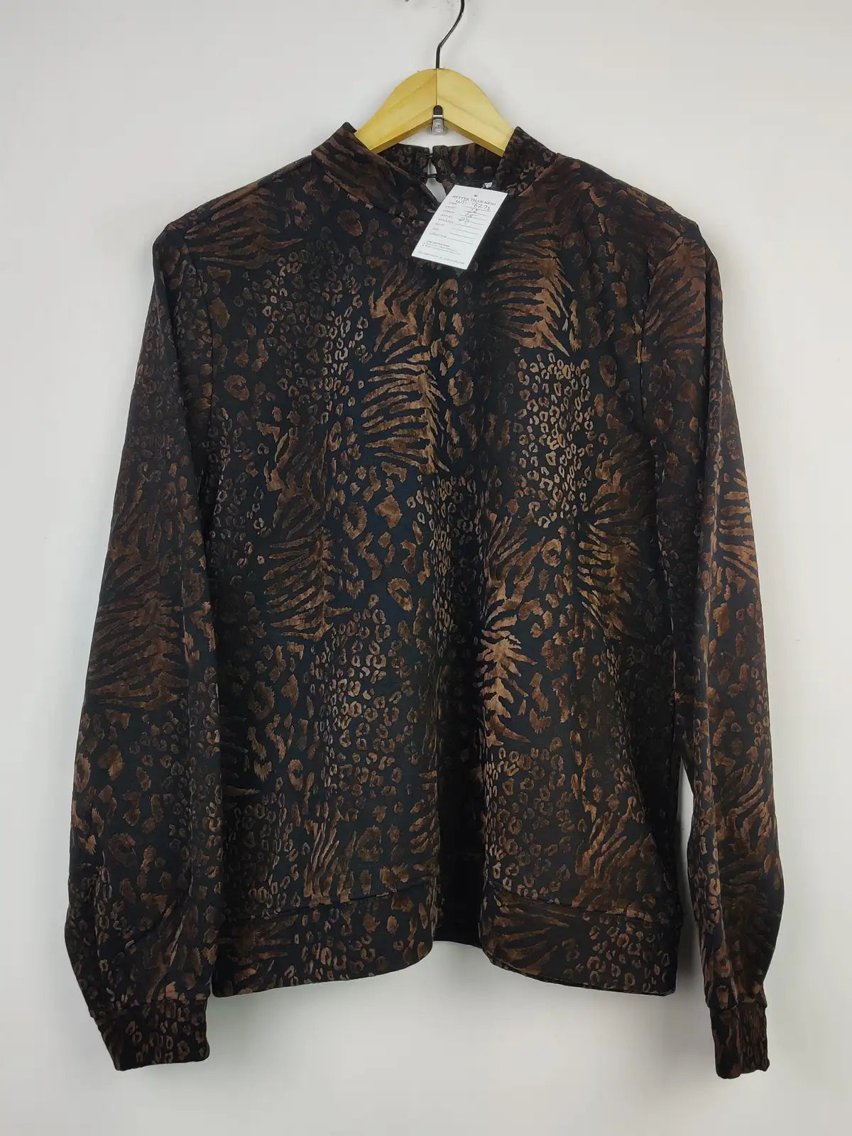 Buy online pre-used pre-loved 100% authentic & Original branded We (WT-8272) available in Pakistan. Top international brands avilable.